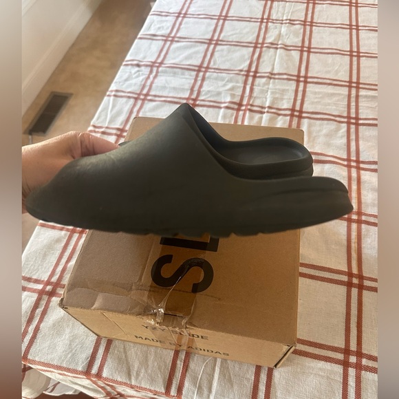Yeezy slides Onyx size 5 - Picture 2 of 6